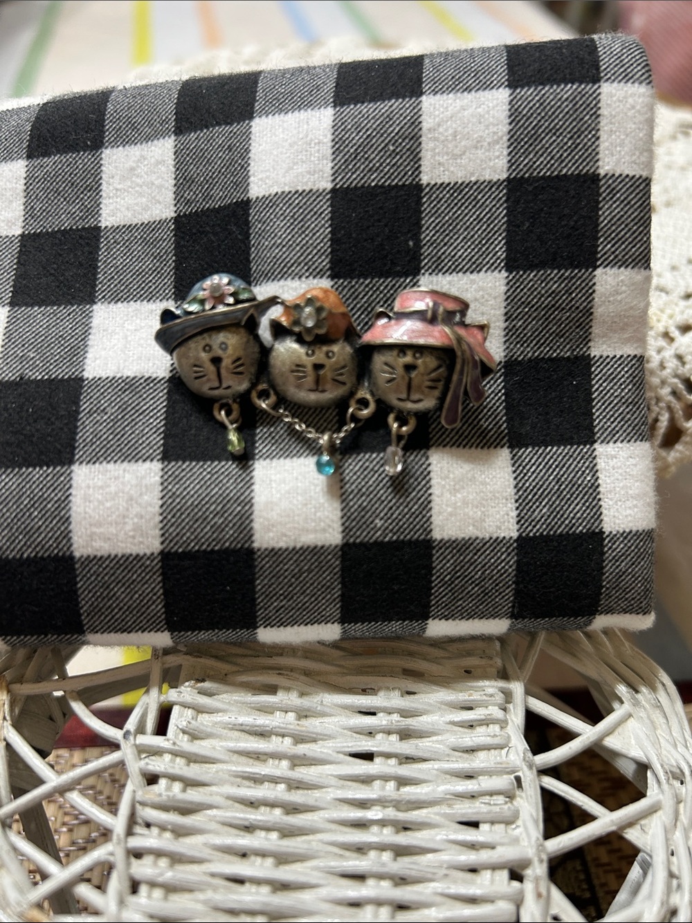 Vintage AJMC Three Felines Sitting Side By Side Brooch Adorned With Crystals - Picture 7 of 8